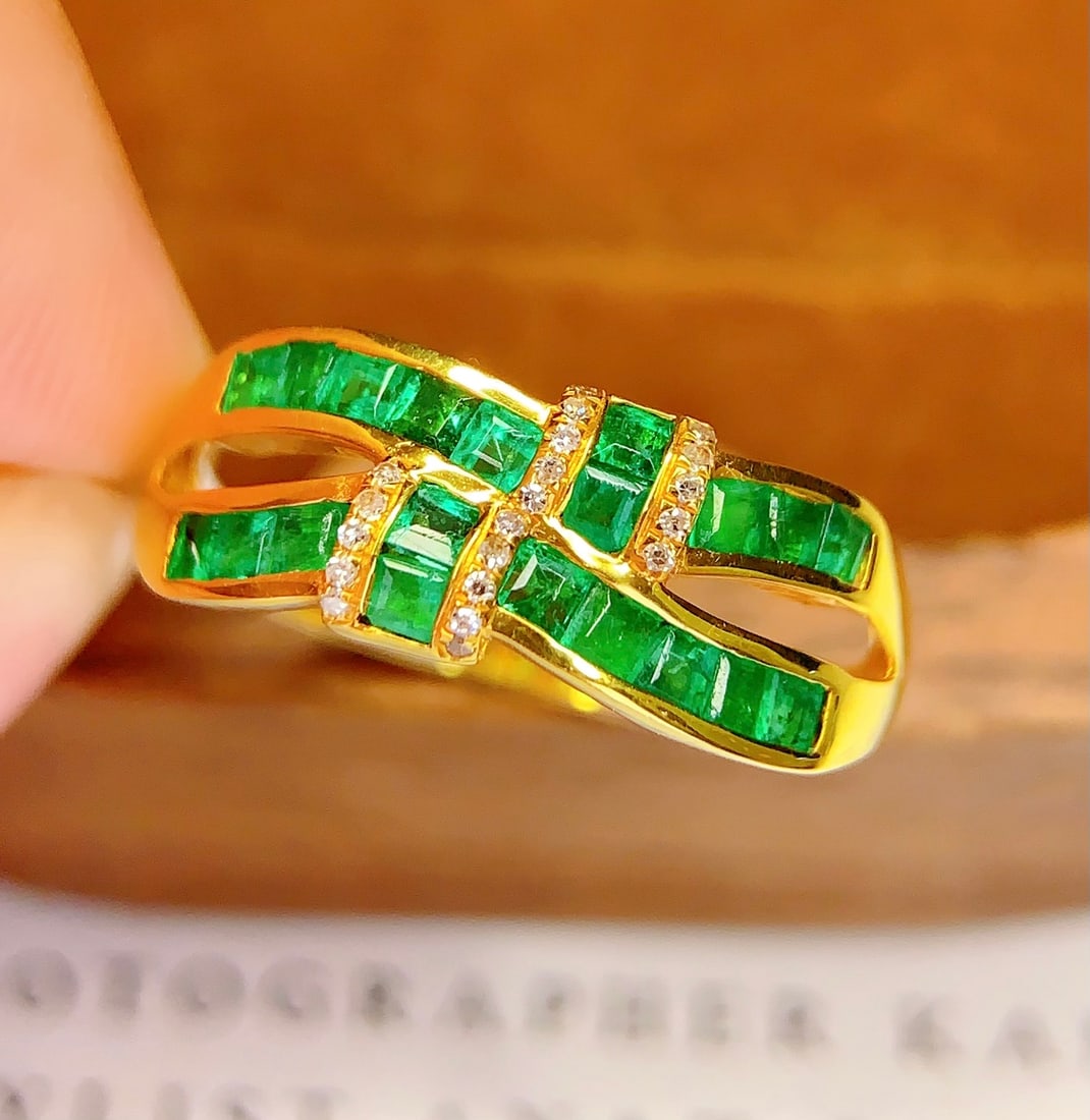 18K gold natural emerald ring: This 18K gold natural emerald ring is like a beautiful melody, perfectly capturing the rich green charm of emeralds, making each wear a luxurious experience. The exquisite design combined with high