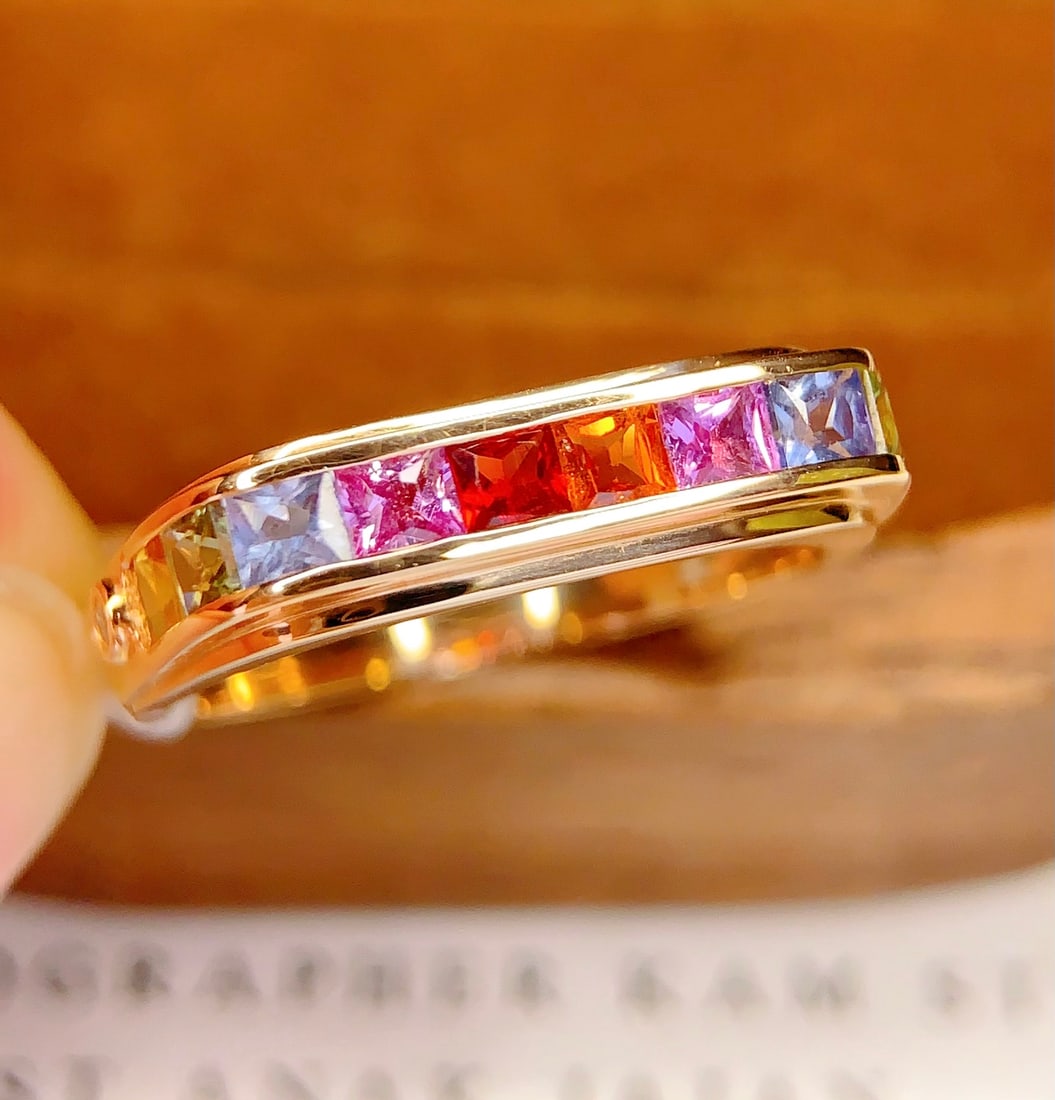 18K Gold Natural Sapphire Ring: This natural sapphire ring. The exquisite craftsmanship of 18K gold perfectly combines with the deep color of the natural sapphire, showcasing a unique sense of luxury. The dazzling brilliance of the