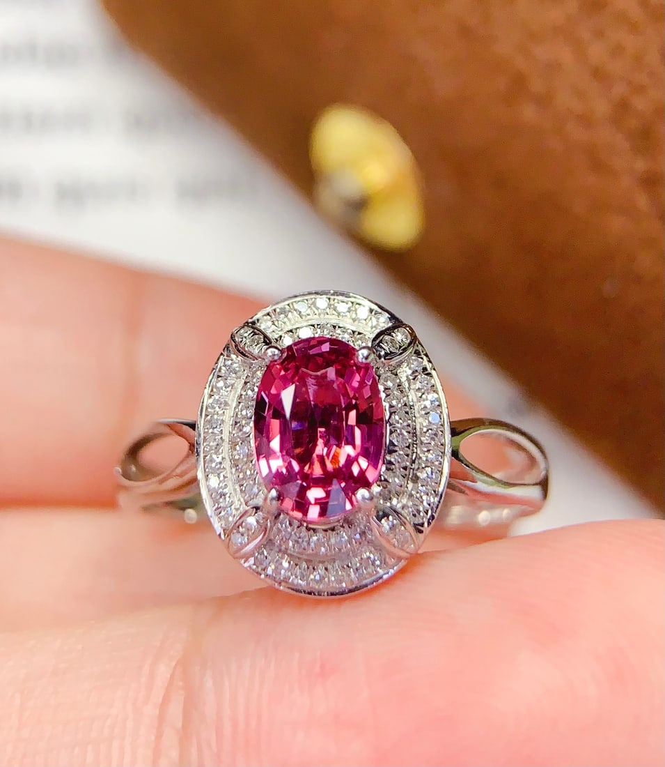 18K gold natural untreated sapphire ring: This natural untreated sapphire ring perfectly showcases the combination of nobility and elegance. The ring is meticulously set with a 1.2-carat main stone, emitting a charming brilliance, while 64