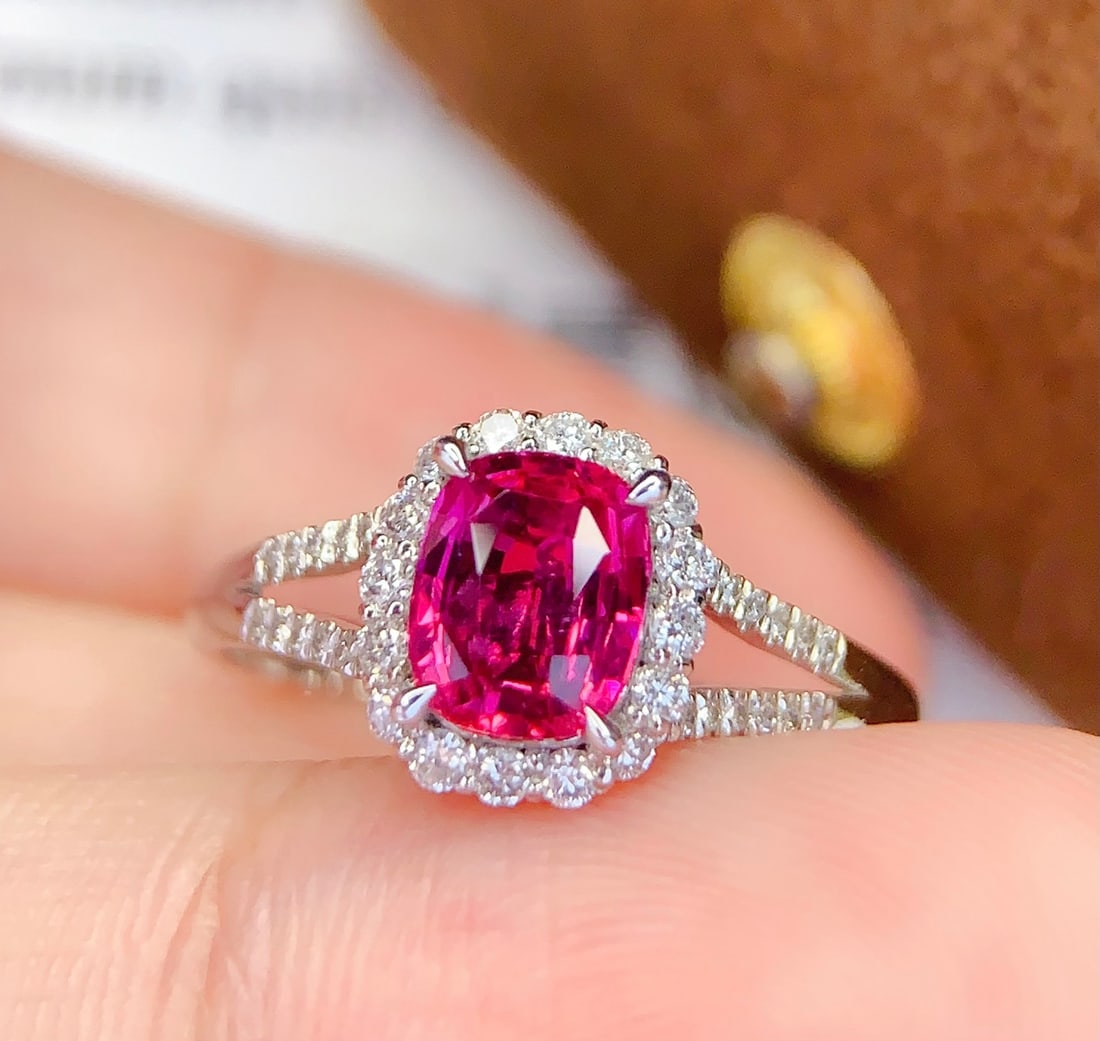 PT950 colored sapphire ring: This PT950 colored sapphire ring features a natural untreated colored sapphire as its centerpiece, perfectly showcasing a noble and elegant temperament. Its design inspiration comes from the purity