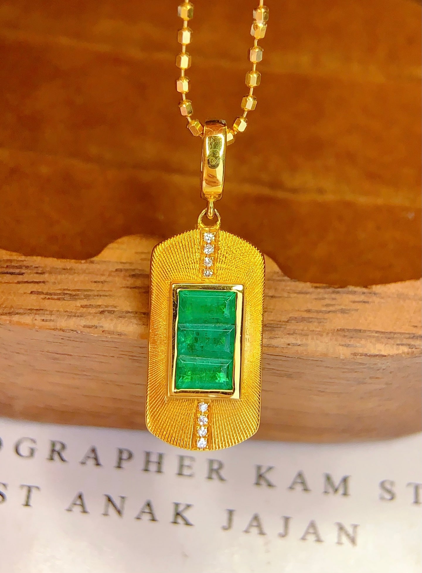 18K gold emerald pendant (chain not included): This 18K gold emerald pendant features a natural emerald gemstone at its core, emitting a rich green light symbolizing eternal elegance and nobility. The design is simple yet luxurious, suitable for