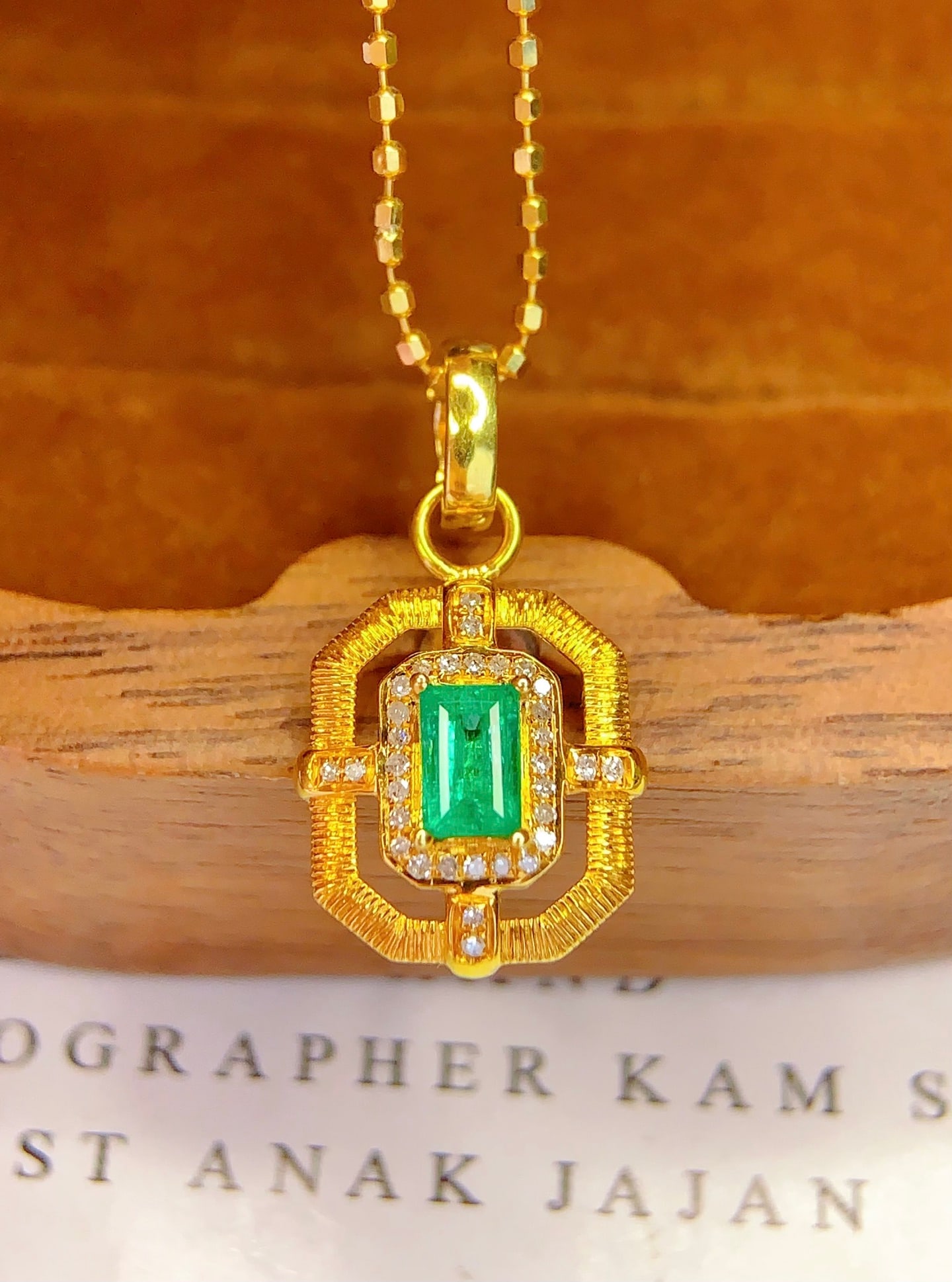18K gold emerald pendant (chain not included): This 18K gold emerald pendant features a natural emerald gemstone at its center, perfectly showcasing a rich green glow symbolizing life and vitality. The design is simple yet elegant, suitable for va