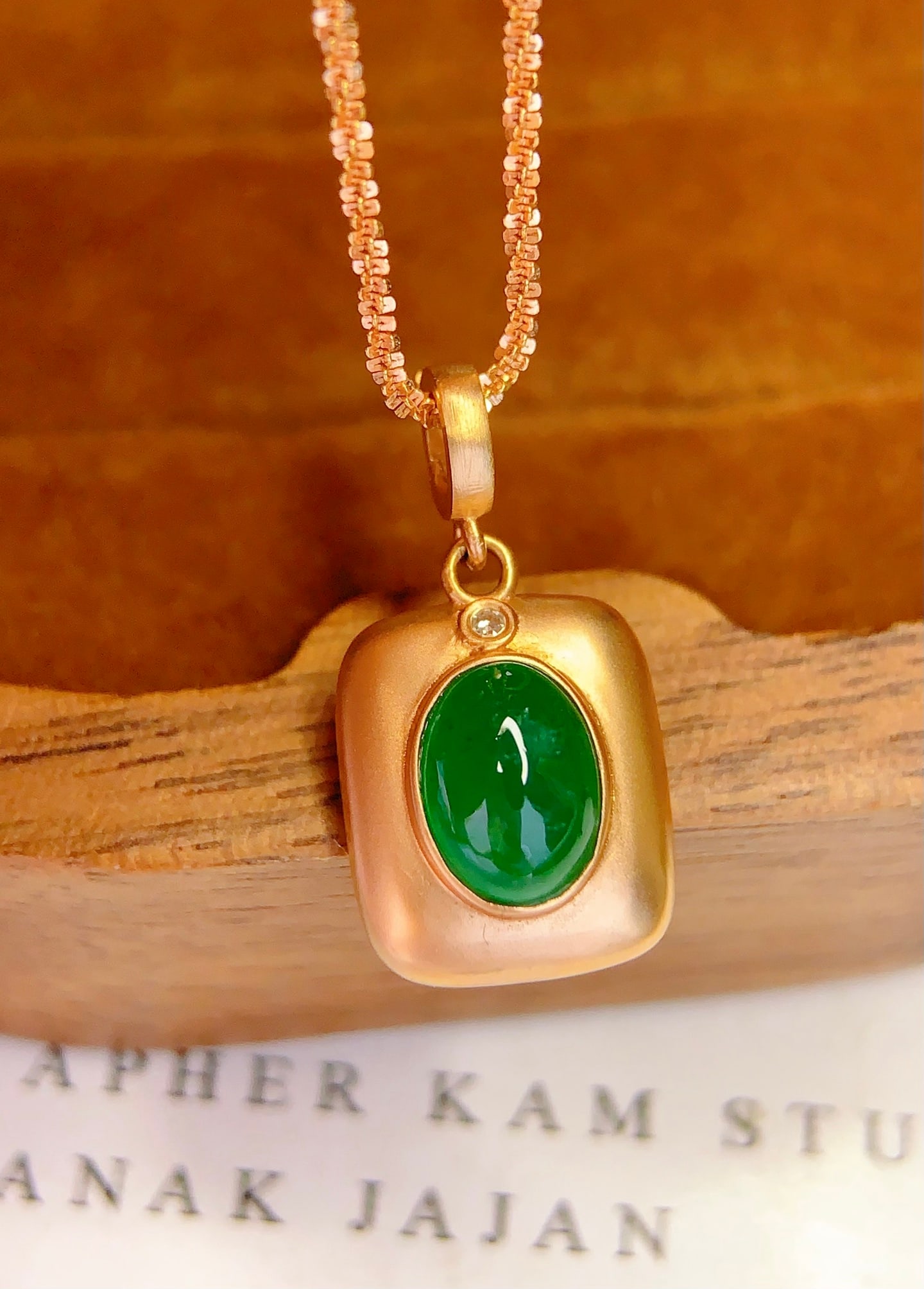 18K gold emerald pendant (chain not included): This 18K gold emerald pendant showcases rich green charm and elegant design. The exquisite emerald main stone weighs 1 carat, resembling a treasure of nature, emitting a fascinating brilliance. Its de