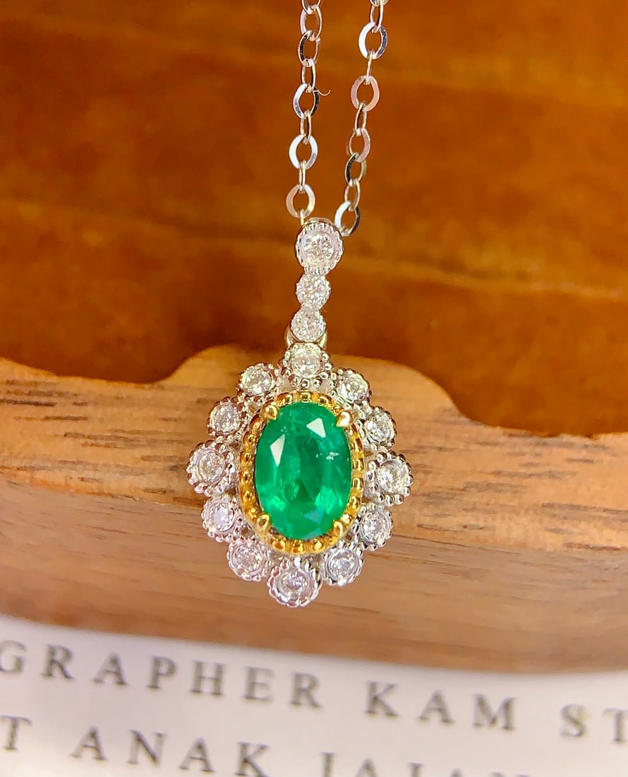 18K gold emerald pendant (chain not included): This 18K gold emerald pendant shines with its rich green color. The high clarity of the emerald and the embellishment of sparkling diamonds perfectly showcase a refreshing and luxurious texture. Wheth