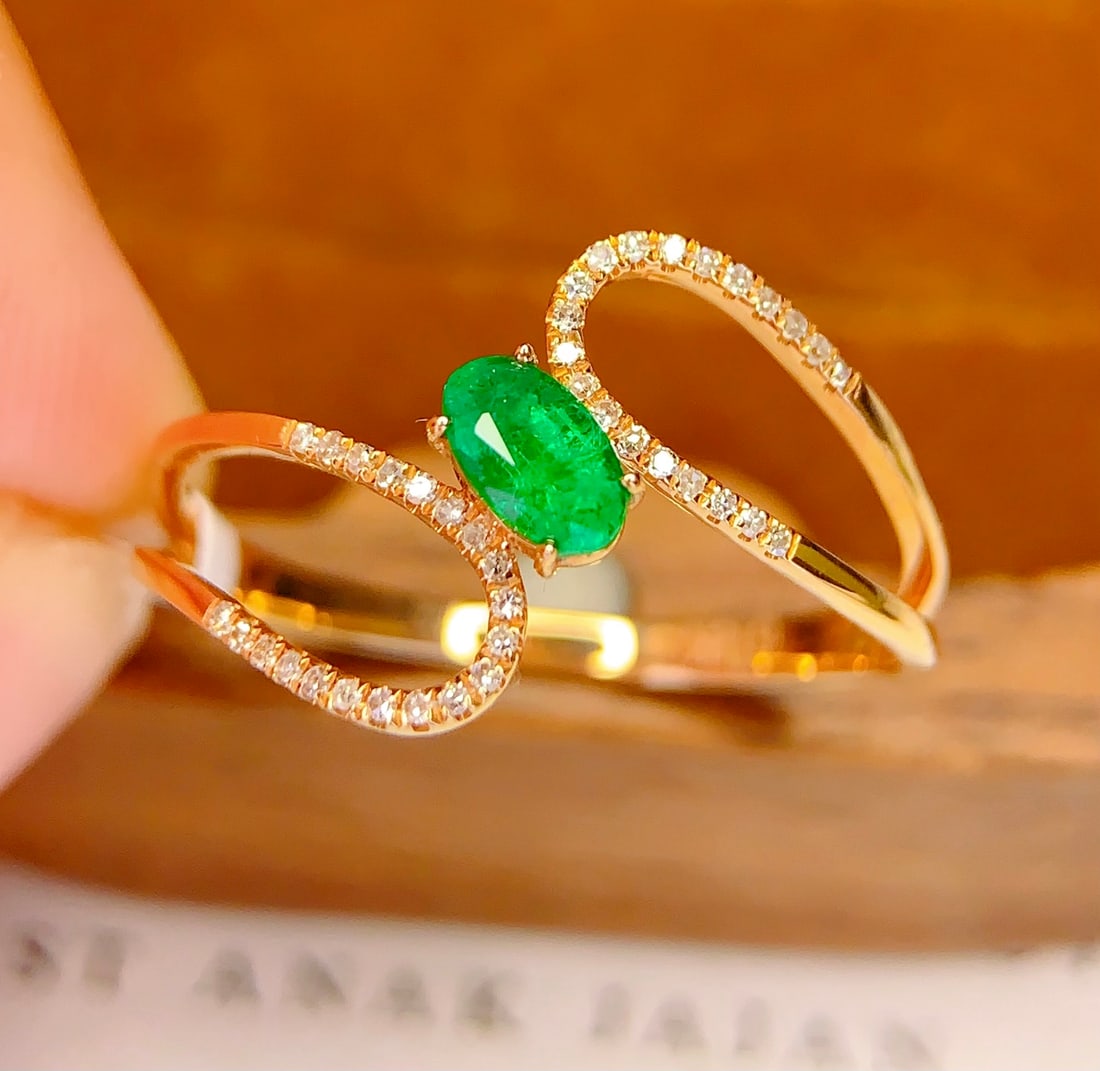 18K gold natural emerald ring: This 18K gold natural emerald ring, with its deep green color and high clarity gemstone, perfectly showcases the wearer's elegant charm. Whether for daily wear or special occasions, this ring can add 