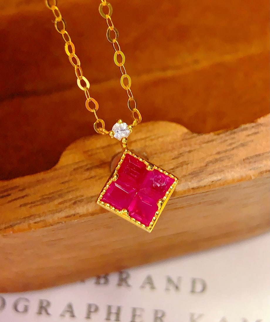 18K Gold Ruby Collarbone Necklace: This 18K gold ruby collar necklace is adorned with natural rubies, adding a touch of elegance and sophistication. The rich color of the rubies complements the luxurious shine of the 18K gold, allowing