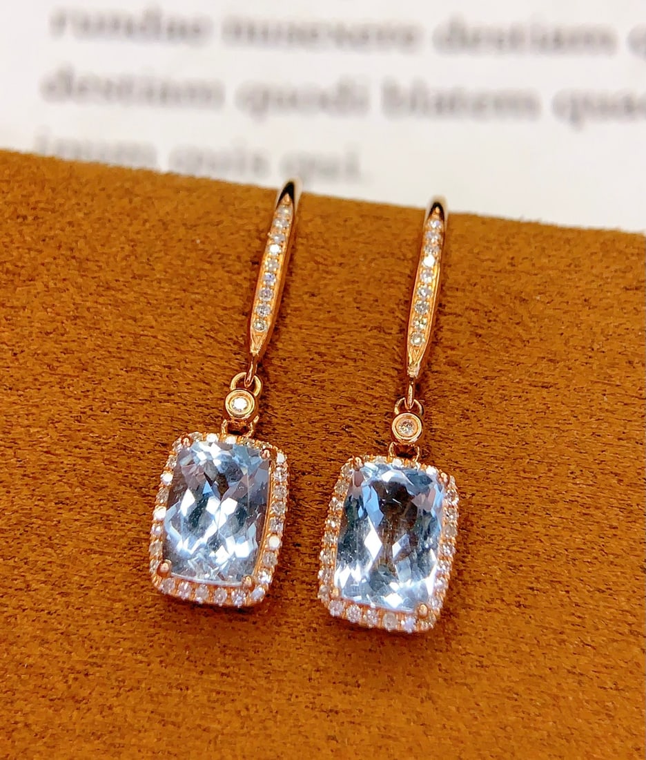 18K gold and sapphire earrings: These earrings are meticulously crafted in 18K gold, set with natural aquamarines, emitting a clear blue light like the ocean, allowing the wearer to exude elegance and nobility on any occasion. The d