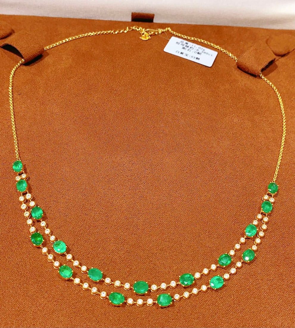 18K gold natural emerald necklace: This 18K gold natural emerald necklace is a stunning treasure, perfectly showcasing the rich color and noble temperament of emeralds. The necklace is elegantly designed, easily complementing various o