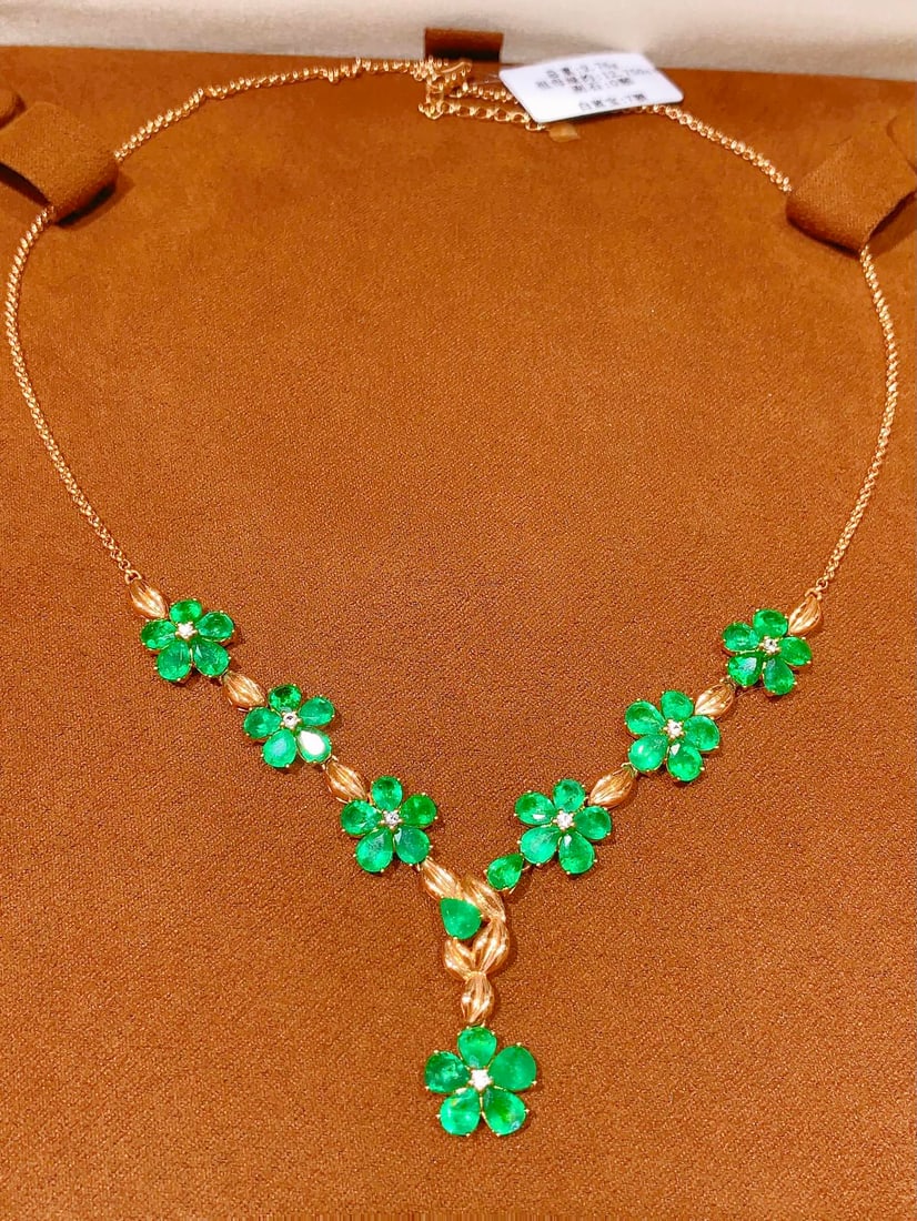 18K gold emerald necklace: This 18K gold emerald necklace features a natural emerald gemstone at its center, emitting a rich green glow, as if the essence of nature is condensed around the neck. The necklace is elegantly design