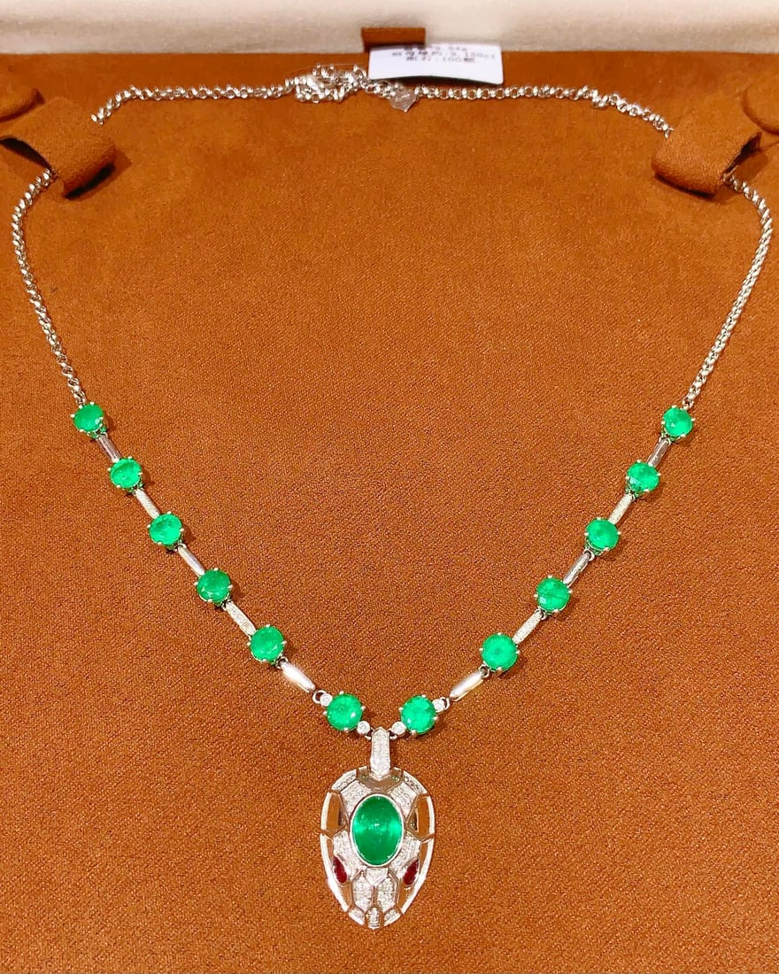 18K Gold Emerald Necklace: This 18K gold emerald necklace showcases its natural deep green luster, with the high clarity of the emerald complementing the sparkling diamonds, exuding unparalleled luxury and elegance. Whether wor