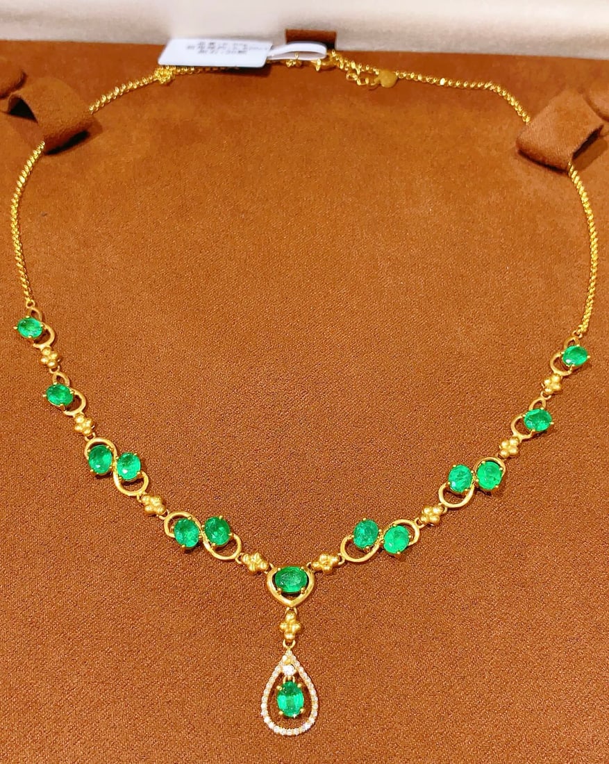18K gold emerald necklace: This 18K gold emerald necklace showcases the elegant charm of emeralds with its rich green hue, adding a touch of sophistication to the wearer in any occasion. The design of the necklace is sleek and 