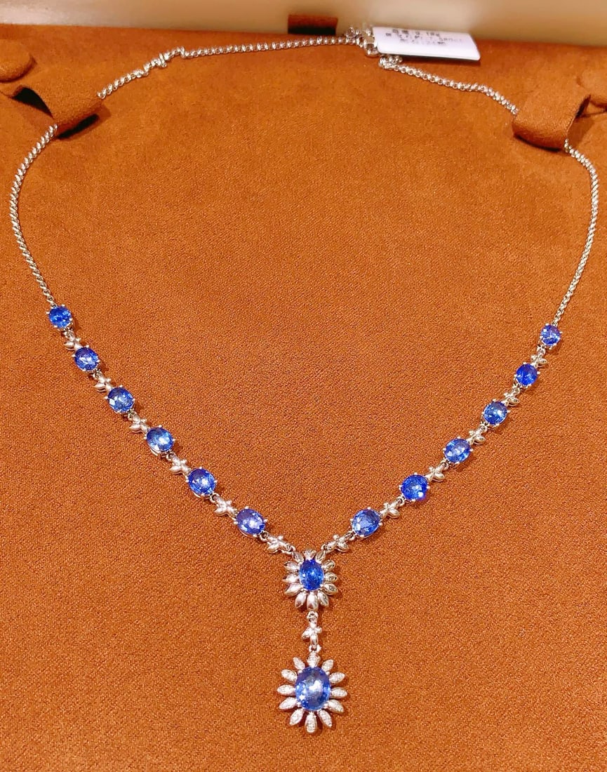 18K gold natural sapphire necklace: This 18K gold natural sapphire necklace perfectly blends classic and modern design styles. The deep color of the sapphire is as enchanting as the night sky, complemented by 24 dazzling diamonds, addin