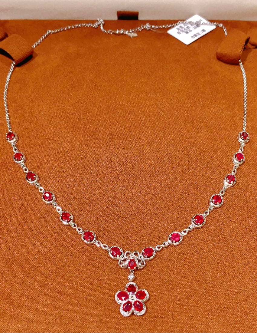 18K Gold Natural Ruby Necklace: This natural ruby necklace symbolizes eternal love and luxury. The carefully selected rubies emit a charming light, with their rich color and high clarity making them the center of attention. The acco
