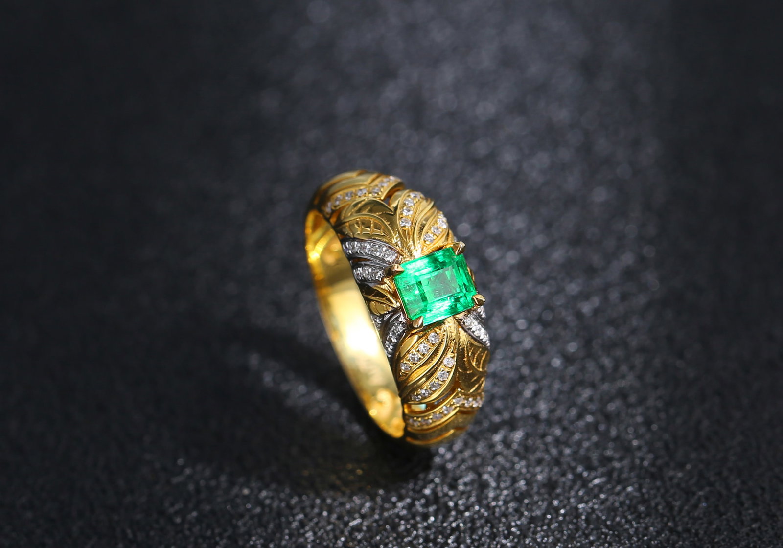 18k gold ring set with emeralds: 18k Gold Ring with Emerald SetWeight: 4.13g, Size 13 (Hong Kong)Includes GRC CertificateThis ring is crafted from high-quality 18k gold, boasting a rich and warm golden hue with a bright luster. The c