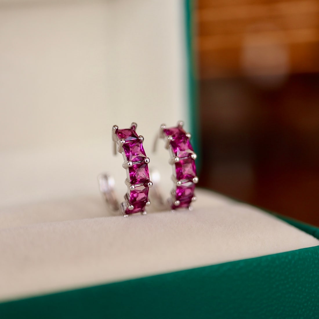 Stud earrings set with natural garnet in S925 silver: S925 sterling silver earrings set with natural garnets, beautiful colors, elegant and fashionable.