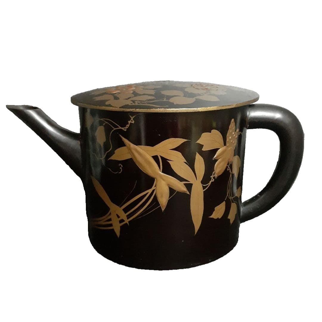 Edo period late to early Meiji period. Sake pot/water kettle with handle.: Ancient Lacquerware from the Late Edo Period to the Early Meiji Period Black lacquer surface, decorated with gold maki-e peony and ivy patterns, with a handle. This is a lacquer sake pot/water pot,