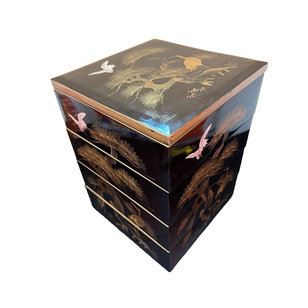 Black lacquer box, inlaid with gold, featuring a design of cranes and pine trees, 4 layers.: Black lacquered bento box, inlaid with gold edges, four tiers Gold lacquered crane and pine tree Luxurious Dimensions Width: 22 cm Height: 30 cm