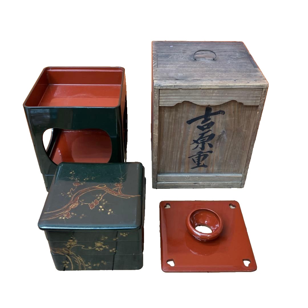 Shigeharu Yoshihara Lacquered Bento Box, wood, maki-e decoration, paulownia wood box.: This is a very elegant piece, with the outer frame in a tranquil deep green (similar in color to Oribe ware), adorned with gold maki-e lacquer art. One can feel the exquisite craftsmanship of the arti
