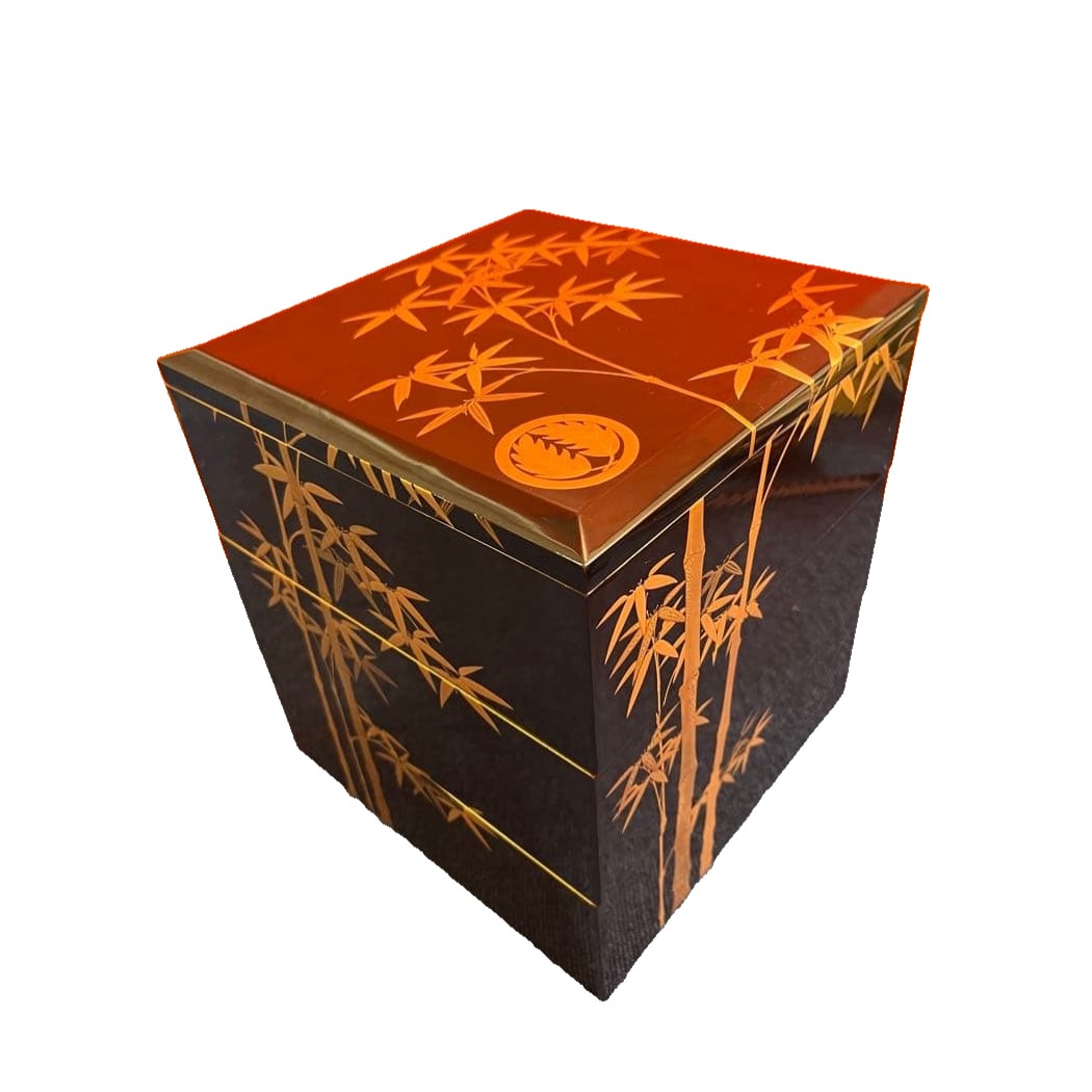 A black lacquered bento box, adorned with gold inlay and bamboo motifs, three tiers, in excellent: Black lacquered bento box, adorned with gold inlay and bamboo motifs, three tiers, in excellent condition. Dimensions Width 24 cm Height 28 cm No box.