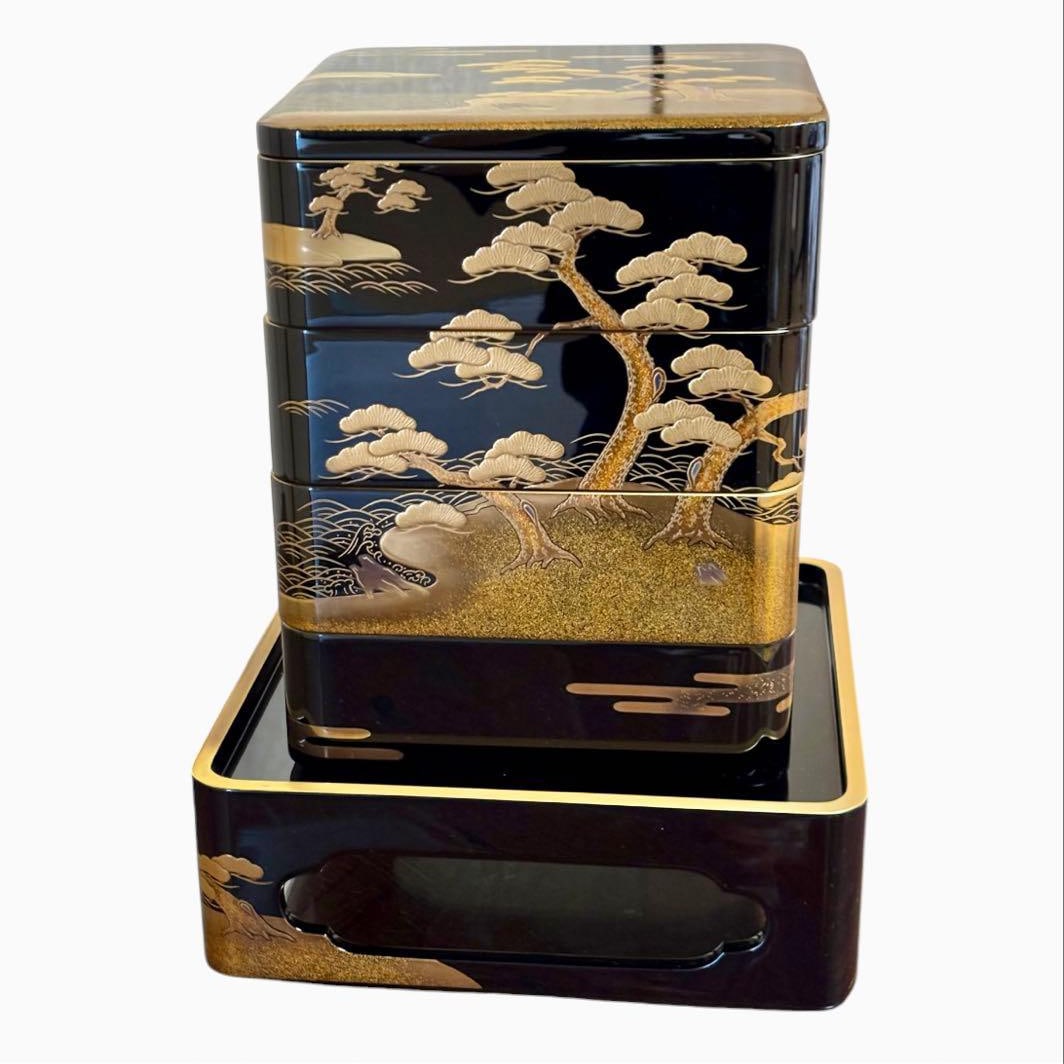 A Nishikata lacquer bento box manufactured by Goto-ya, Wajima lacquerware, decorated with a design (1 of 12)