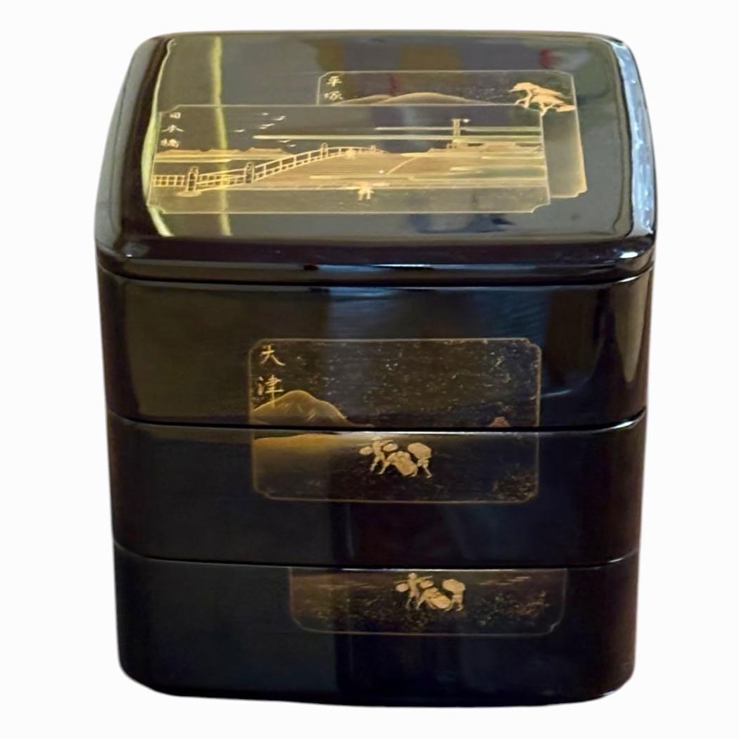 Top Quality / Gotoya Wajima Lacquerware Tokaido Gojusan-tsugi Three-Tiered Bento Box with Base -: Advanced Maki-e Techniques: The landscape maki-e depicted in the image employs various advanced techniques, such as the use of different types of gold powder and layered craftsmanship. This alone