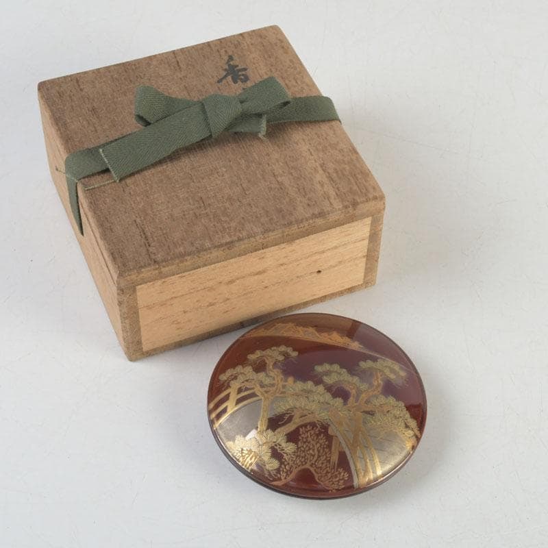 Tea Ceremony Utensils: Sumiyoshi Lacquerware Pattern Incense Box, crafted by the lacquer artist: Tea Ceremony Utensils: Sumiyoshi Lacquerware Pattern Incense Box, crafted by lacquer artist Zosho, with original box. Dimensions: Height approximately 1.5 cm, Width approximately 7.1 cm, Weight approx