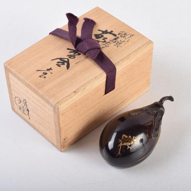 Tea Ceremony Utensils: Wajima Lacquerware by Kawagishi Mitsumasa: Tea Ceremony Utensils: A Wajima lacquerware piece made by Kawakishi Mitsumasa, utilizing the dry lacquer technique, featuring insect motifs in gold lacquer, in the form of an eggplant-shaped incense