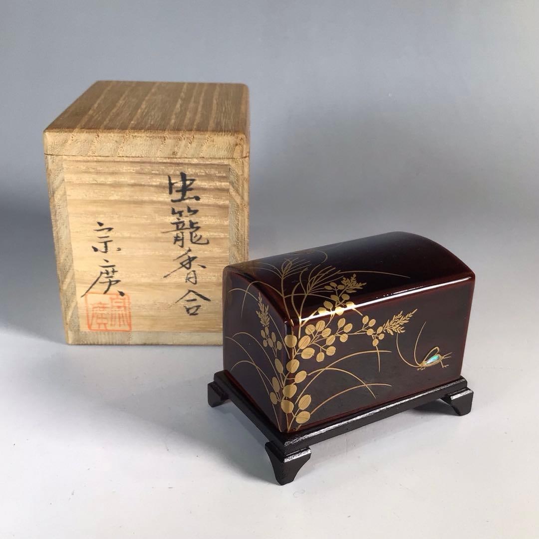 Incense Box "Made by Soko" "Lacquered" "Insect and Grass Painting" "Insect Cage Incense Box" with: Incense Box "Made by Soko" "Lacquered" "Insect and Grass Motif" "Insect Cage Incense Box" with Original Box, Tea Ceremony Utensil Height: Approximately 5 cm Width: Approximately 6 cm Depth: