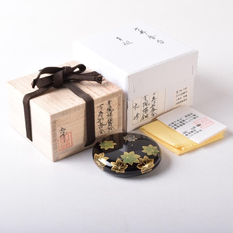Tea Ceremony Utensils: Steamed Bun-shaped Incense Box, crafted by lacquer artist Nishimura Hirofumi,: Tea Ceremony Utensils: Steamed Bun-shaped Incense Box, crafted by the lacquer artist Nishimura Hirofumi, adorned with blue maple leaves and mother-of-pearl inlay, accompanied by the original box. Dime