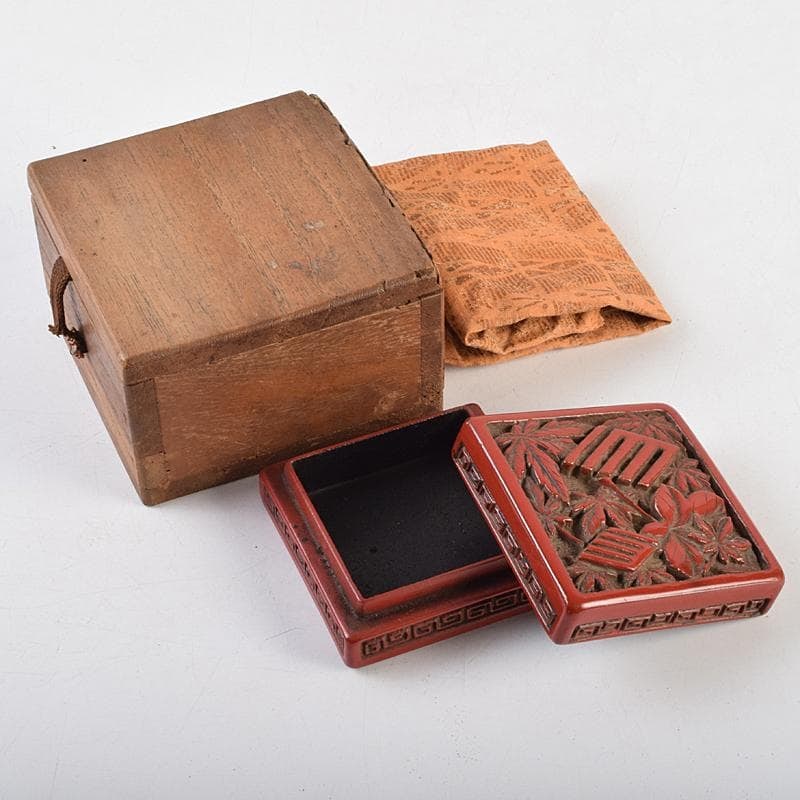 Chinese carved lacquer incense box, leaf-shaped carving, square, accompanied by an antique box.: Chinese carved lacquer incense box, leaf-shaped carving, square, accompanied by an antique box. Dimensions: Height approximately 3.2 cm, width approximately 6.6 cm x depth approximately 6.6 cm.