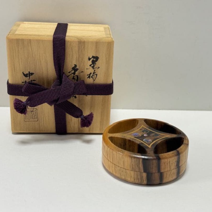 Tea Ceremony Utensils: Nakayama Kosai Black Persimmon Wood Incense Box, Inlaid with Mother-of-Pearl: This is a black persimmon wood incense box designed by Nakamura Kosai. The surface is adorned with mother-of-pearl inlay, making it exceptionally beautiful. Width: 6.5 cm Height: 2.5 cm