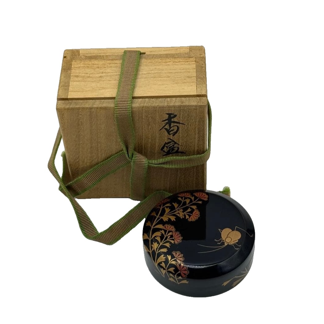 Tea ceremony utensils: Lacquer incense burner, signed.: Tea Ceremony Utensils: Lacquer Incense Burner, signed. Accompanied by a packaging box. Please refer to the images for dimensions. The images showcase everything. No scratches, no stains.