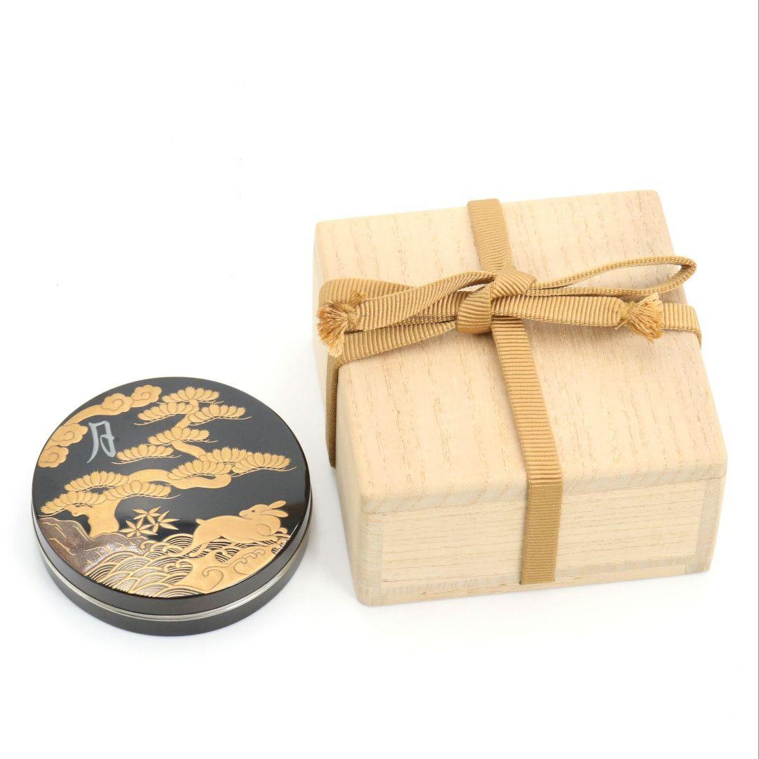 with a moon rabbit design made by Suzuki Mitsunari, lined with gilded pear skin, inscribed by: A incense box with a moon rabbit motif, made by Suzuki Mitsunari, lined with gilded pear skin, inscribed by Horiuchi Sokan. Height: approximately 1.9 cm Diameter: approximately 8.1 cm