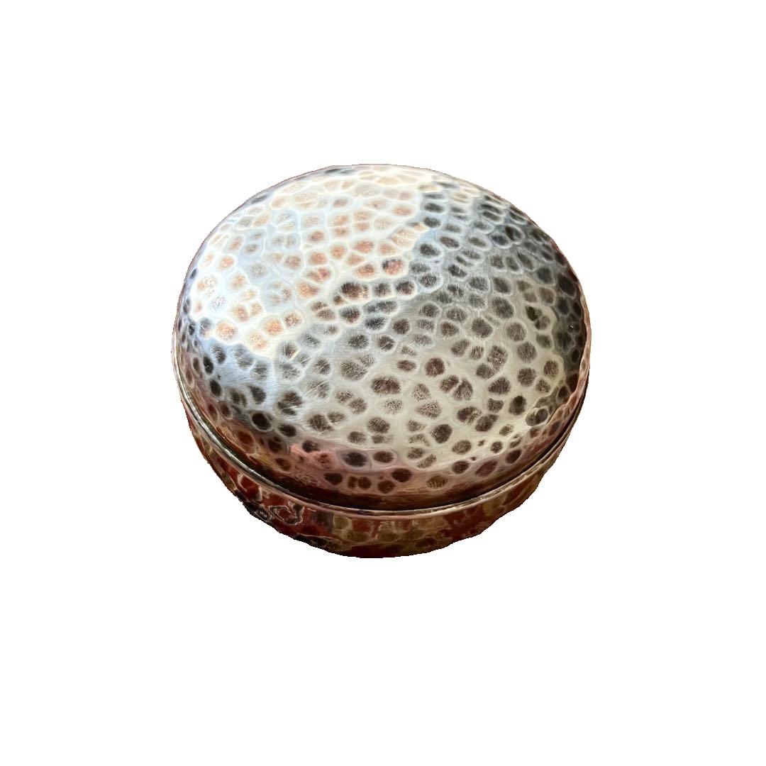 Pure Silver Hammered Incense Box: This is a silver incense box. Made of pure silver, marked. This piece is crafted using repousse technique, featuring a simple yet expressive design. Diameter: 5 cm Due to long-term storage, the silver