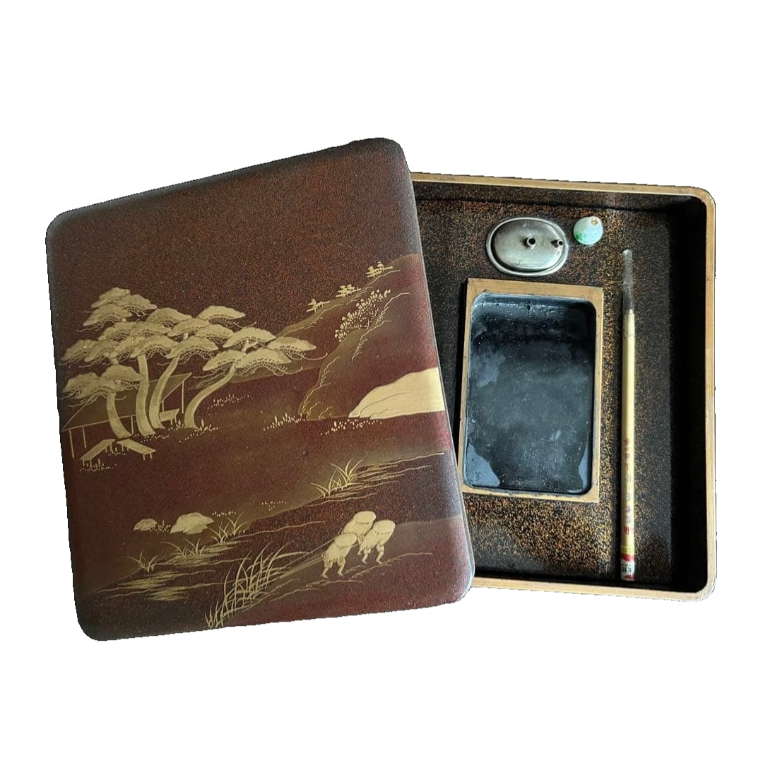 Gold lacquerware, inkstone box set, water dropper, inkstone, brush, calligraphy tools, wooden.: Gold lacquer inkstone, brush, and water dropper box. The interior of the lid also features a pattern. Dimensions: Approximately 21.5 cm x 24.5 cm x 4.5 cm The inkstone exhibits damage, wear, and stain