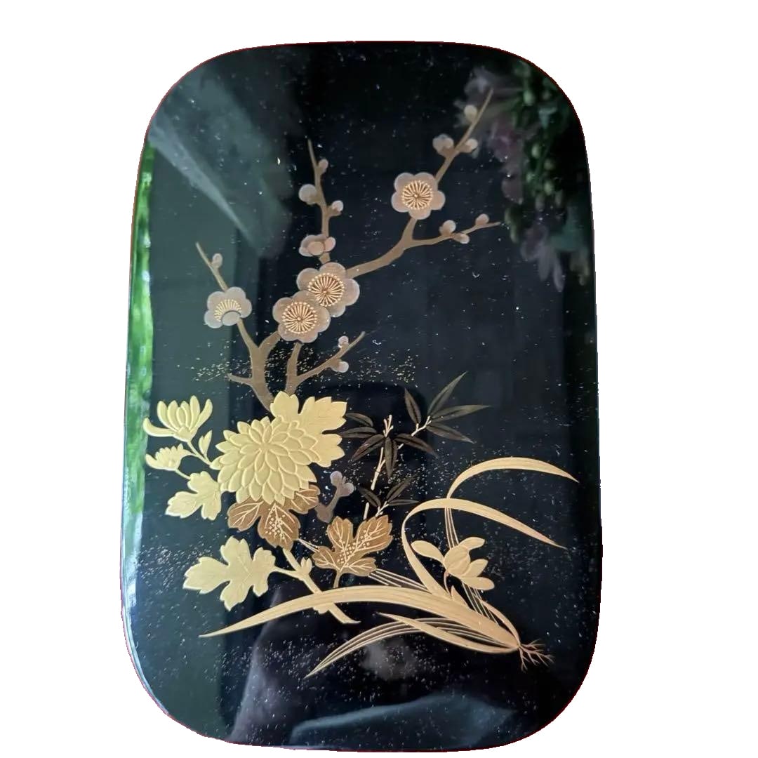 Items from the Collection of Madame Gemstone King: Natural wood, true lacquer, design of the Four (1 of 17)