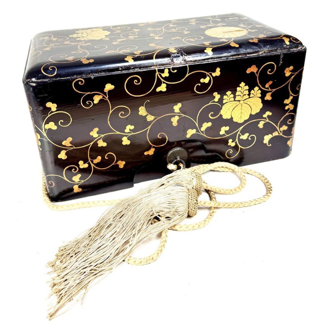Edo period wooden lacquer box, adorned with Arabesque motifs.: Product Name: Edo Period Arabesque Decorated Lacquer Box Dimensions: Approximately 37 cm (W) x 20 cm (D) x 18.8 cm (H) Weight: Approximately 1595 grams It exhibits wear consistent with its age!