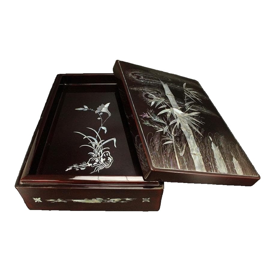 Korean bamboo-pattern inlaid mother-of-pearl covered container: Korean Bamboo Pattern Inlaid Mother-of-Pearl Covered Container Dimensions: 36.3 cm x 26.3 cm, Height: 12.2 cm Details and Condition There are scratches and wear. The inlaid mother-of-pearl section