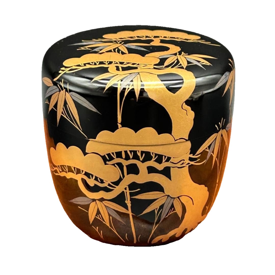 A flat black lacquered wooden tea caddy, decorated with pine trees and gold lacquer patterns; brand: A flat black lacquer tea caddy made of wood, adorned with pine tree and gold lacquer patterns; brand new and unused. Dimensions Diameter approximately 6.0 cm x Height approximately 7.0 cm (Excluding b