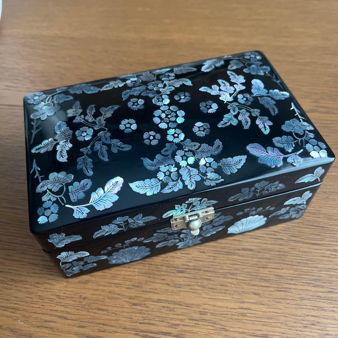 Black lacquer document box, decorated with shell inlay. - 2