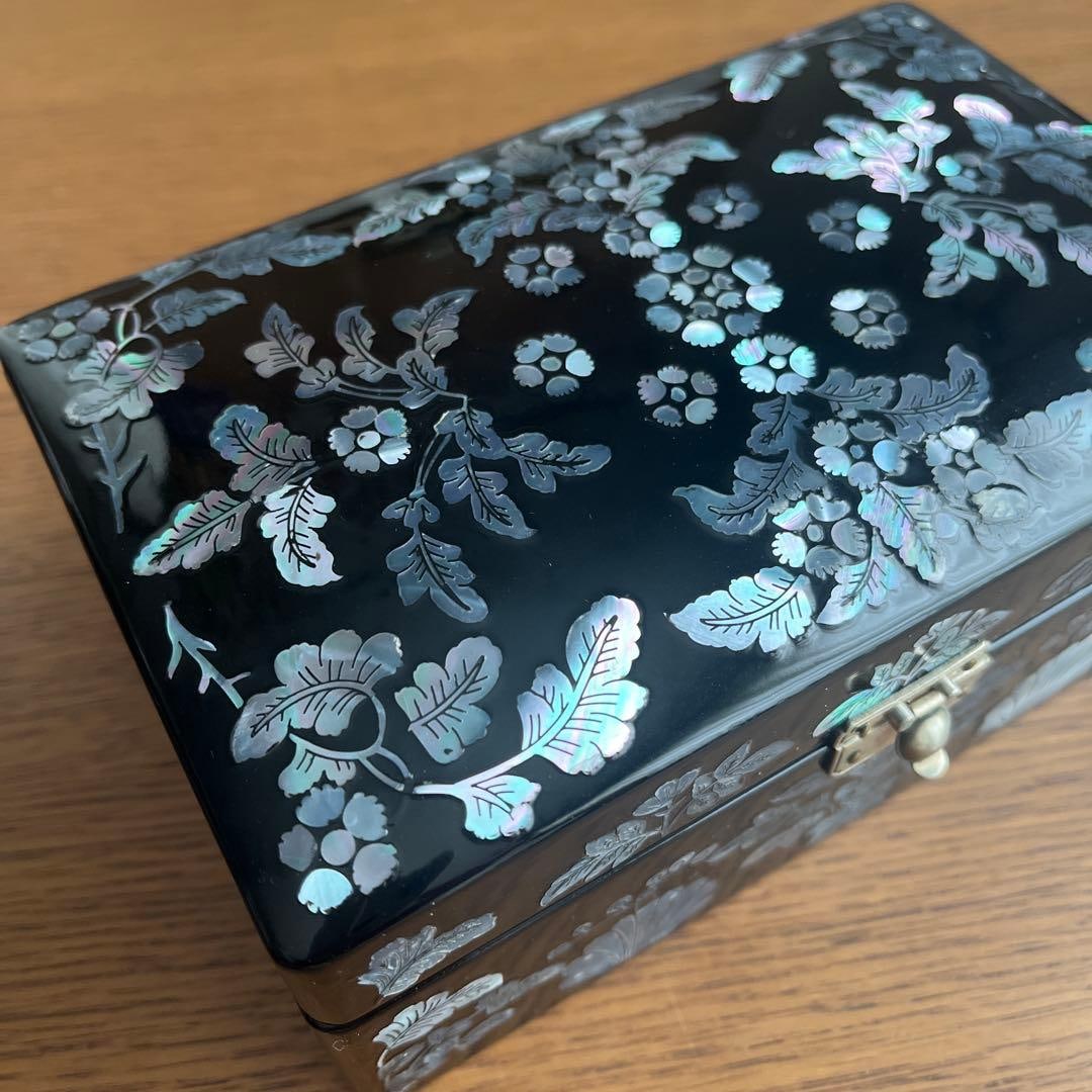 Black lacquer document box, decorated with shell inlay. - 3