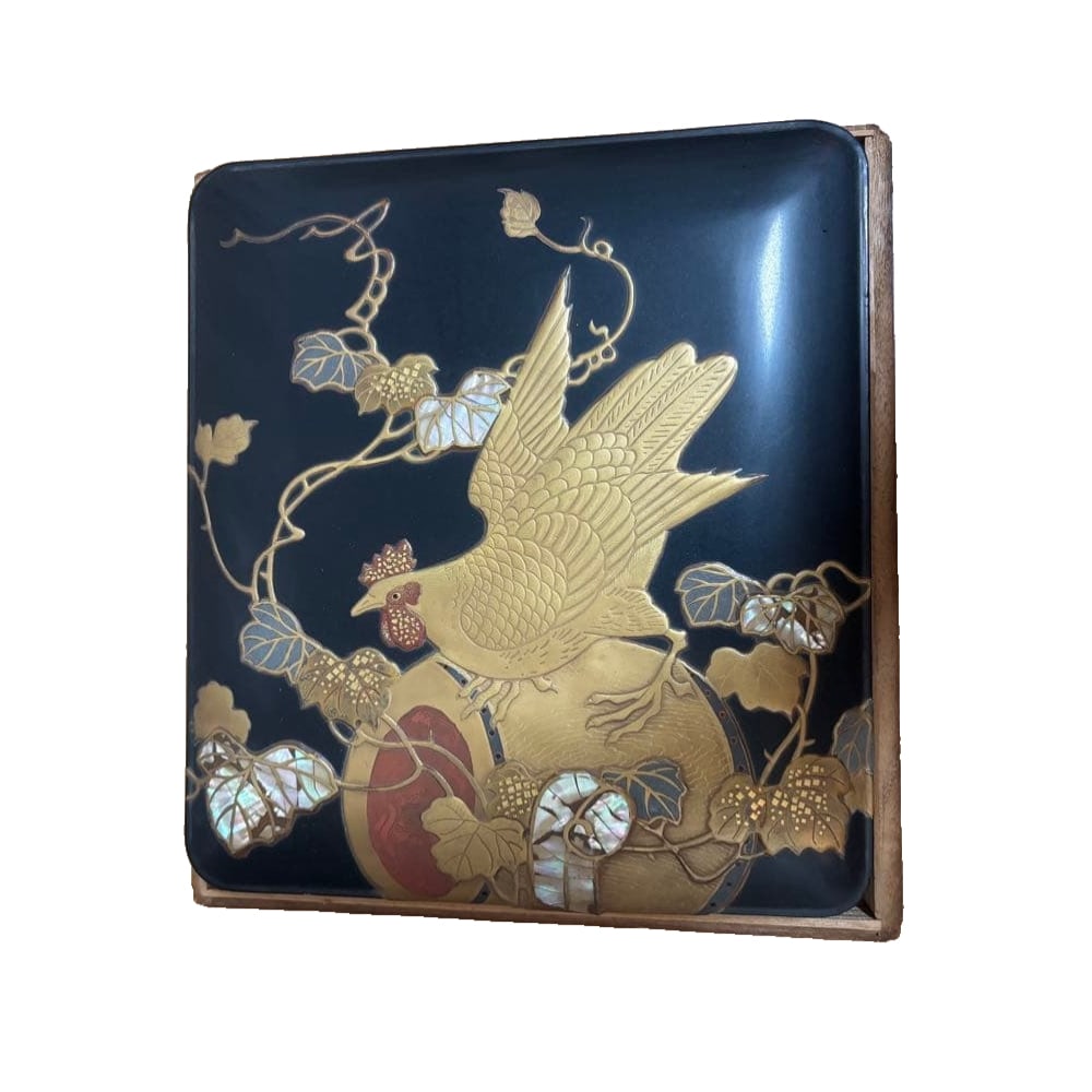 Lacquer inkstone box from the Korin period, inlaid with mother-of-pearl.: Lacquer inkstone box from the Korin period, inlaid with mother-of-pearl. Its condition is relatively good. The inlaid mother-of-pearl section has some losses. This is a precious item from a bygone