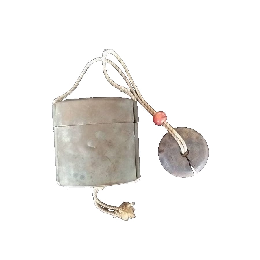 Edo period inro (small decorative container), netsuke (miniature carving): This is a brass ink container from the Edo period. It was used to hold small items such as tobacco, medicines, seals, and coins. This netsuke is made of wood and is spherical in shape. The netsuke