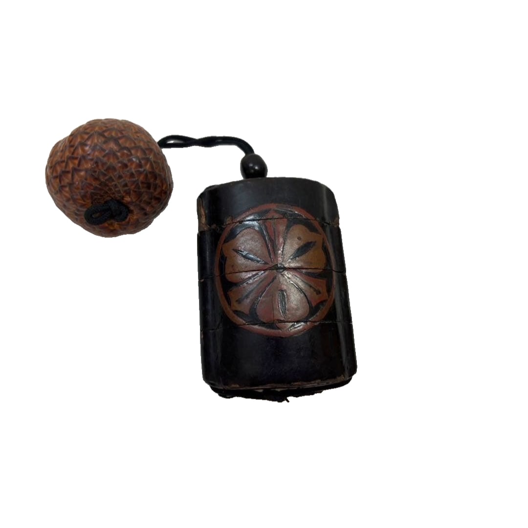 Wooden lacquered ink container (small vessel), decorated with floral motifs.: Wooden Lacquered Ink Box (Small Container), Decorated with Floral Patterns Dimensions: Height 8 cm