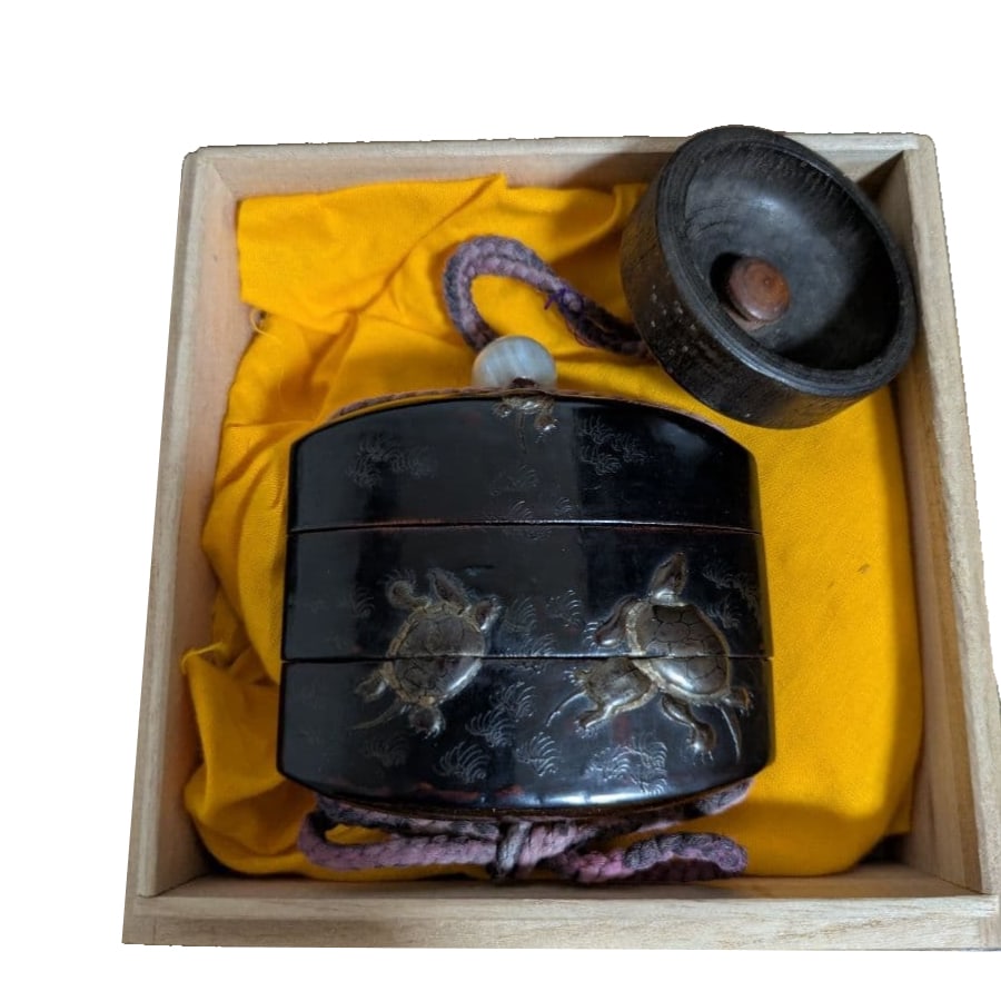 Lacquerware with a tortoise shell pattern, small container. (1 of 6)