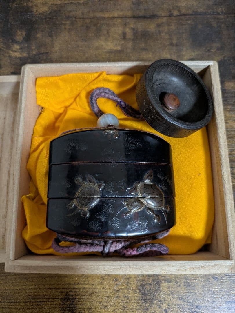 Lacquerware with a tortoise shell pattern, small container. - 2