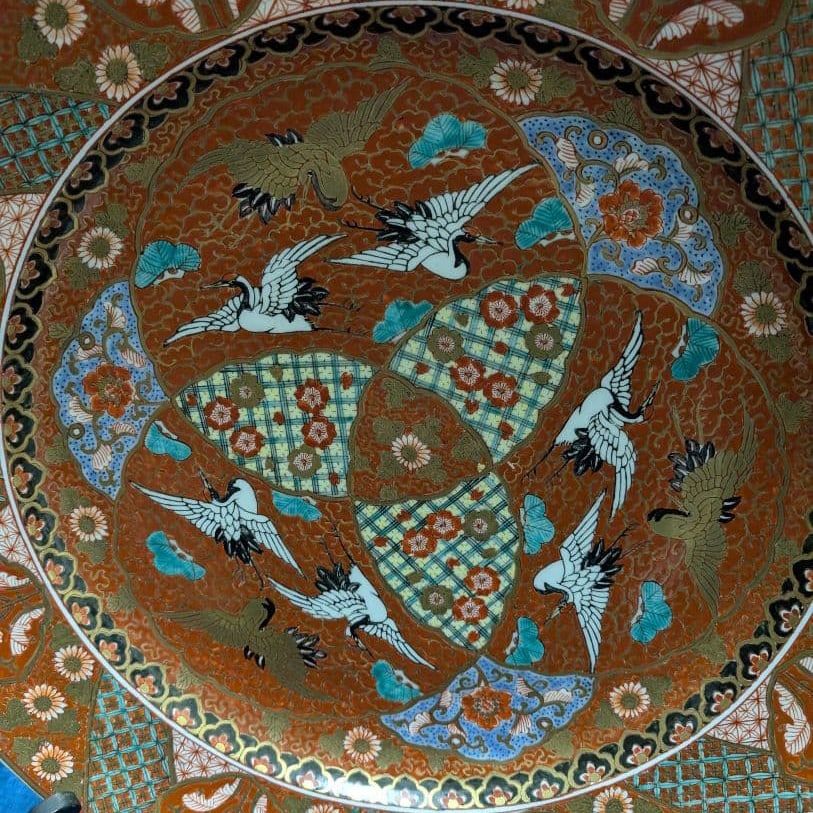 Large Imari-style dish from the Yamato kiln, decorated with a design of birds and cranes.: A finely crafted lacquered inro (small decorative container), adorned with avian and geometric motifs. A precious item. Design: Decorated with flying birds and geometric patterns Dimensions: