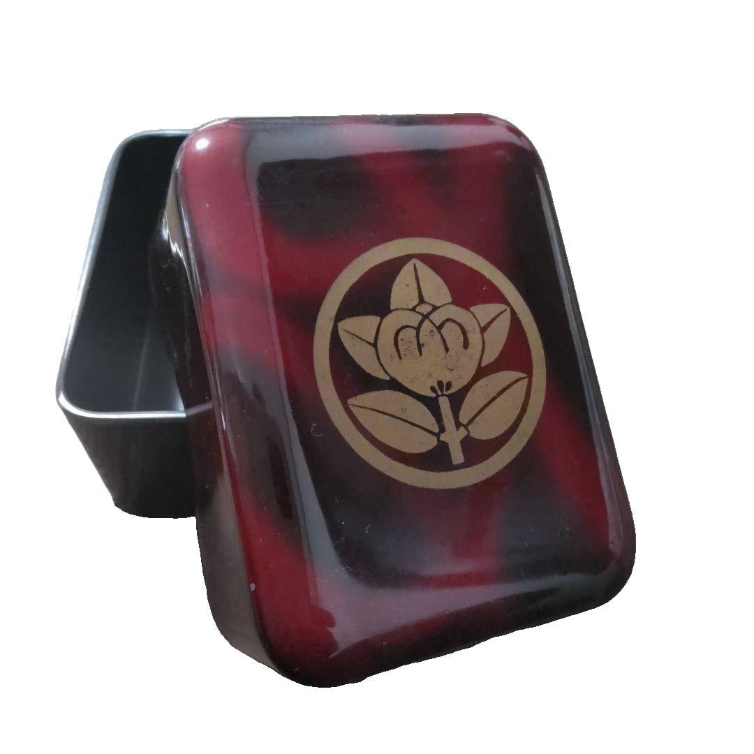 Red and black lacquered ink box (small container), decorated with floral motifs.: This ink container (small decorative vessel) is made of red and black lacquer and is adorned with a unique floral pattern. Design: Lacquerware in alternating red and black, decorated with floral