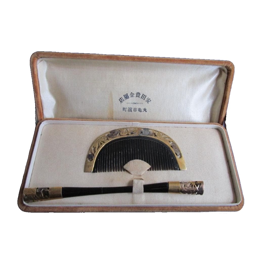This is a set of gold and silver ornaments, hair combs, etc., housed in the original box.: This is a set of gold and silver ornaments, hair combs, etc., housed in the original box. The condition appears to be well-preserved.