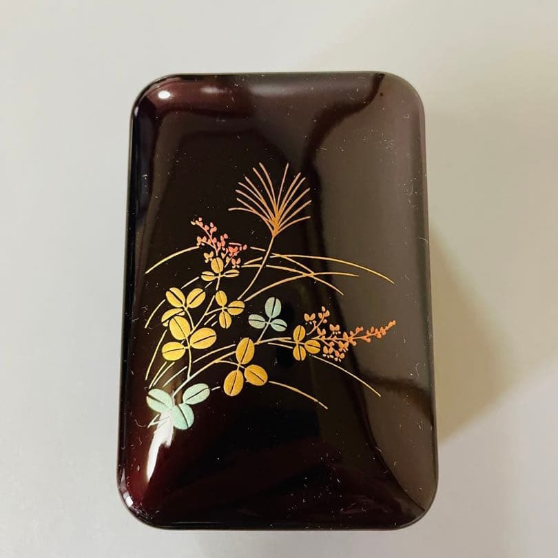 Jade Bug Lacquer Seal Box (Small Container) and Jewelry Box: Lacquered Inro with Insect Motif (Small Container) and Jewelry Box Dimensions: Approximately 8 cm (height) x 5 cm (width) x 3.5 cm (depth)